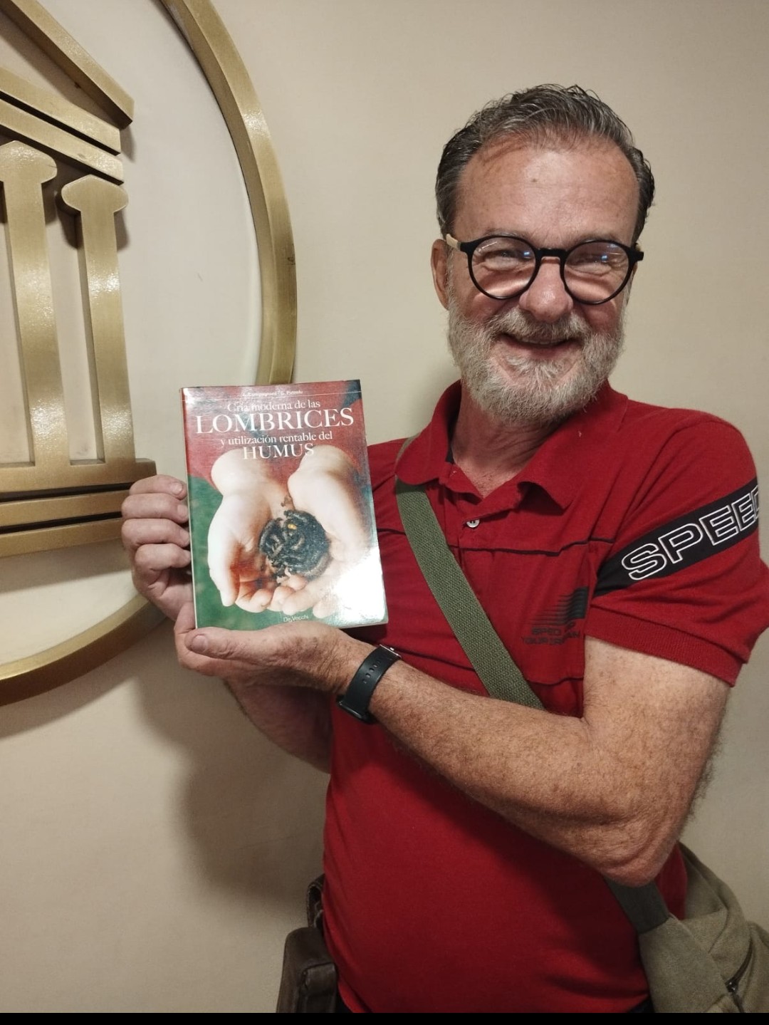 Ricardo Migliano Monteleone apresentando um livro sobre minhocas e húmus